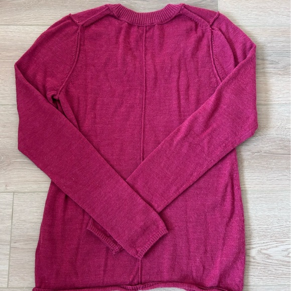 GAP Women’s size medium red crewneck sweatshirt 78% wool - Picture 4 of 5